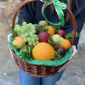 Корзина с фруктами